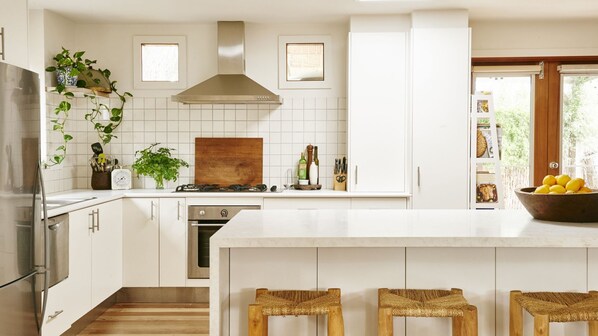 Jääkaappi, mikroaaltouuni, uuni, liesi