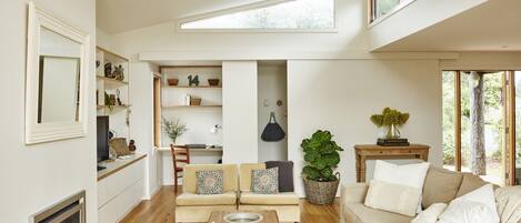 Smart TV, fireplace, Netflix, DVD player