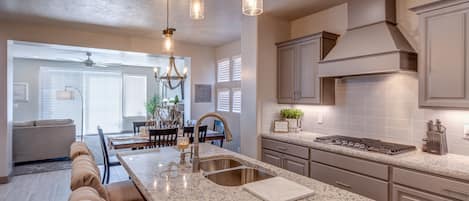 Frigorifero, microonde, forno, piano cottura