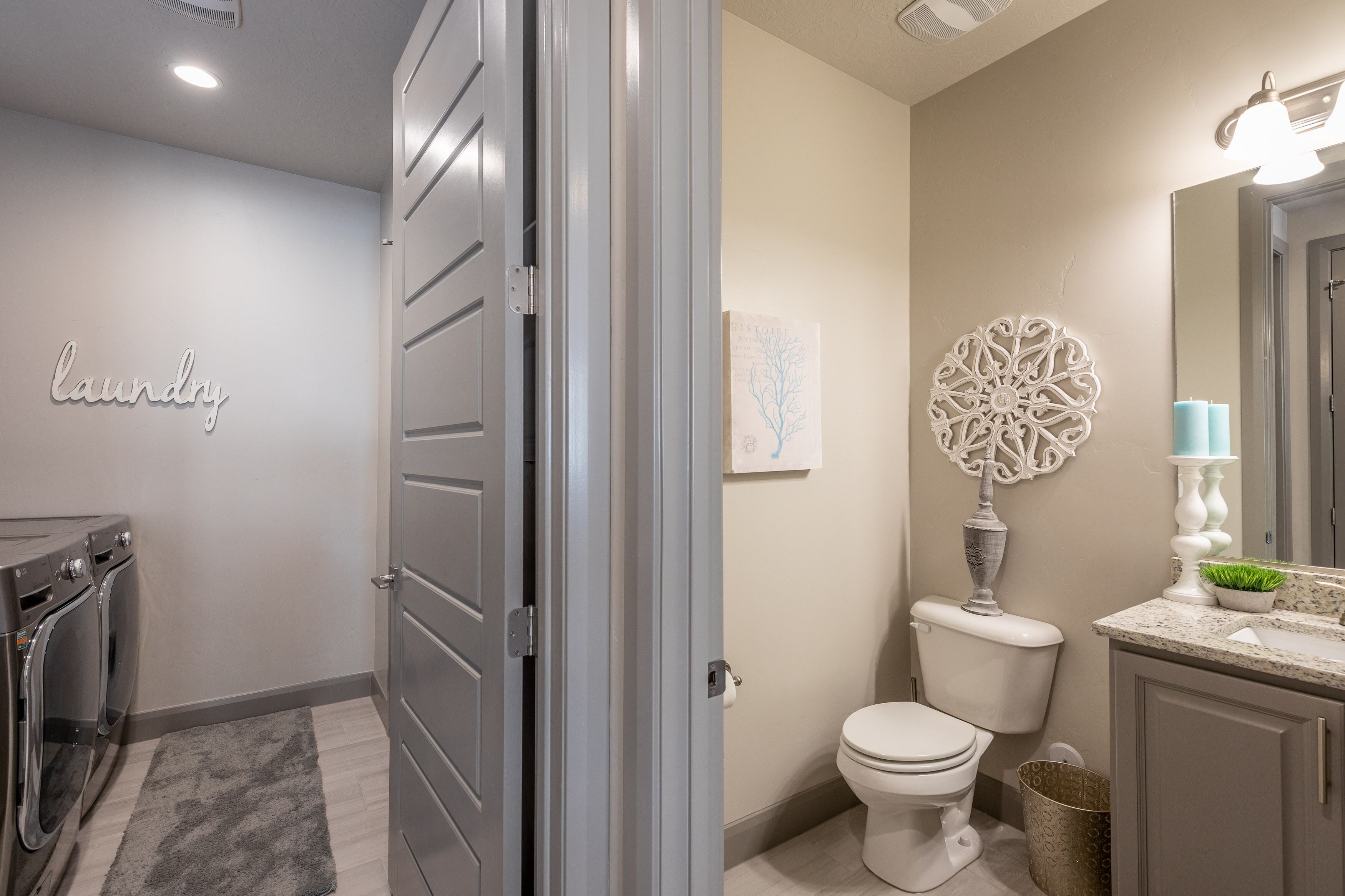 Une salle de bain moderne comprenant des toilettes, un lavabo et un élément décoratif mural.