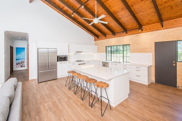 Kjøleskap, mikrobølgeovn, ovn og kokeplater