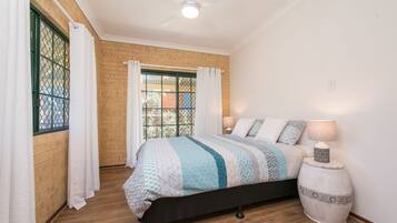 6 bedrooms, free WiFi, bed sheets