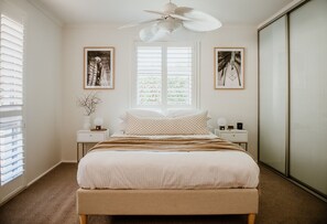 3 bedrooms, desk, iron/ironing board, free WiFi - Chilled beachhouse for 6 guests.Yoga & Pilates studio,firepit & mineral pool. (Gerringong)