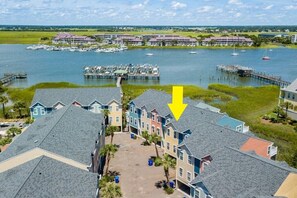 Zona residencial con puerto deportivo y barcos.
