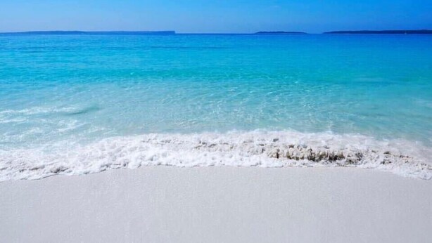 A beach with clear turquoise water and white sand. - SeaEsta - Waterfront - Jervis Bay  - 5 minutes to Hyams Beach (Erowal Bay)