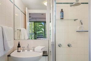Ensemble douche/baignoire, sèche-cheveux