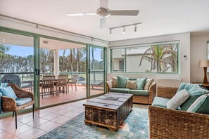 Smart TV - Byron Surfside 4 at Clarkes Beach (Byron Shire)