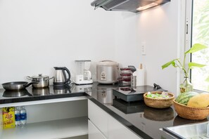 Kjøleskap, krydder og papirhåndklær