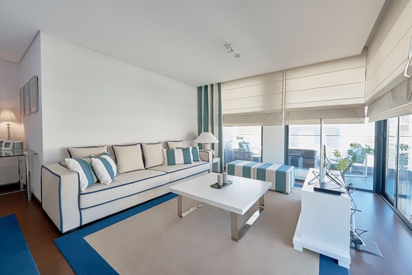 Téléviseur connecté, lecteur de DVD, sélection de films, chaîne audio