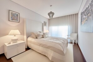 2 chambres, bureau, fer et planche à repasser, accès au Wi-Fi (inclus)