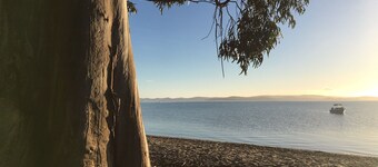 Wavestation Farmhouse, Tasmania meridionale. <br>Vista sull'isola di Bruny 