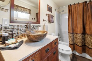 Ensemble douche/baignoire, sèche-cheveux, serviettes fournies