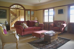 Smart-tv, eldstad, böcker och en stereo