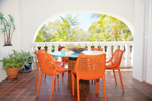 Outdoor dining - Walk to beach, air conditioned and spacious. (Point Lookout)