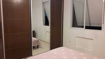 1 quarto, ferros/tábuas de passar roupa