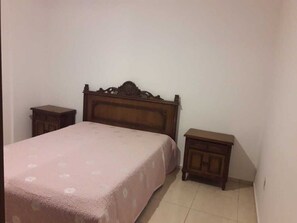1 quarto, ferros/tábuas de passar roupa