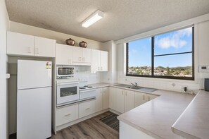 Fridge, microwave, oven, stovetop - Fountain Court 20: 2  BR, 1  BA Apartment in Port Macquarie, Sleeps 4 (Port Macquarie)