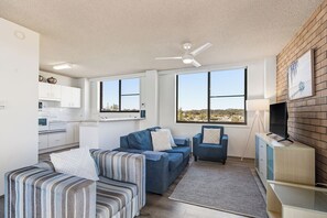 Smart TV - Fountain Court 20: 2  BR, 1  BA Apartment in Port Macquarie, Sleeps 4 (Port Macquarie)