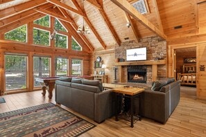 Games room - Luxury Log Cabin-Pvt Fenced Yard-HotTub-Near Thunder Ridge-Billiards-EV Car Charger-Free Tickets (Ridgedale)