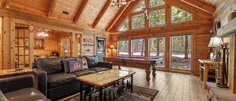 スマートテレビ、暖炉、DVD プレーヤー、ステレオ