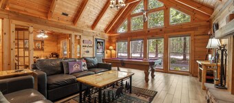 Luxury Log Cabin Near Thunder Ridge_Pvt Fenced Yard & HotTub_Billiards_EV Car Charger_Free Tickets