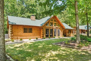 Exterior - Luxury Log Cabin-Pvt Fenced Yard-HotTub-Near Thunder Ridge-Billiards-EV Car Charger-Free Tickets (Ridgedale)
