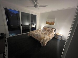 4 عدّة غرف نوم ومكواة/لوح كي وواي فاي مجانًا وملاءات أسرّة