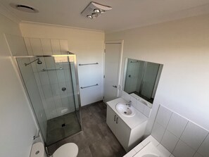 مناشف، صابون، شامبو، ورق حمّام