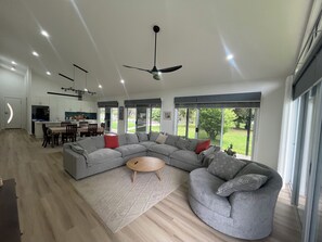 Smart TV, DVD player, books, streaming services - The Ridge Gunbower.. (Gunbower)