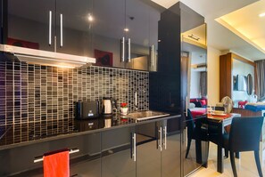 Réfrigérateur, micro-ondes, four, bouilloire électrique