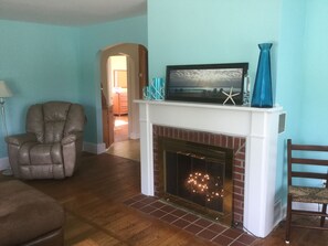 Smart TV, fireplace - Ocean view, FREE BEACH PASS. Short drive to multiple beaches and water park! (Fairhaven)