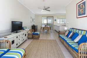 Smart TV, DVD player, video library - 2 bedroom 1 bathroom unit in small complex close to several beaches (Point Lookout)
