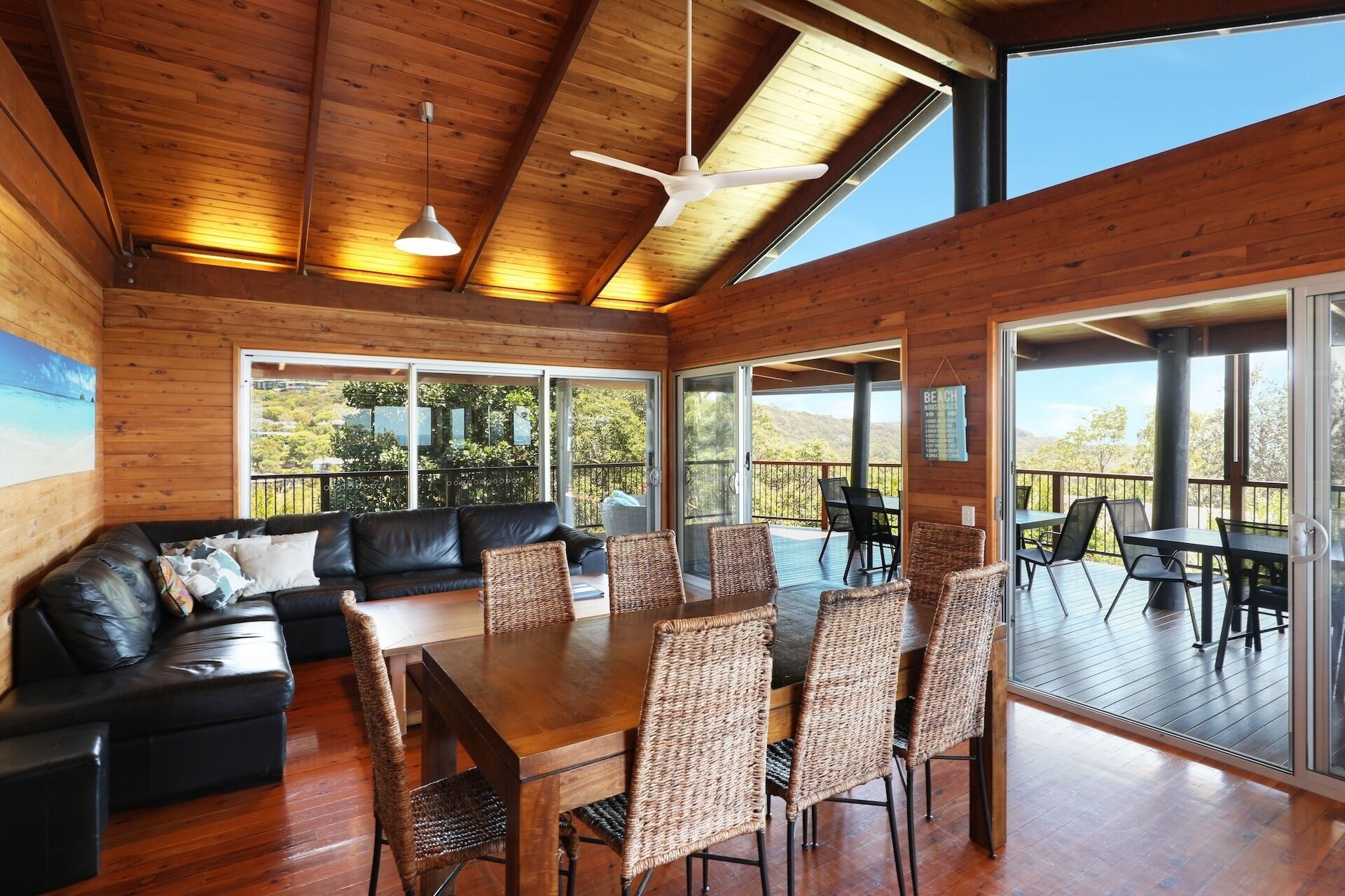 スマートテレビ、DVD プレーヤー、卓球台、書庫