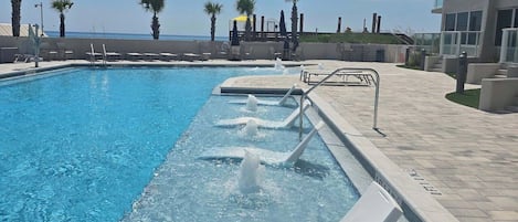 Una piscina al aire libre, una piscina climatizada