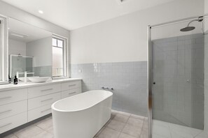 Baignoire, sèche-cheveux, serviettes fournies