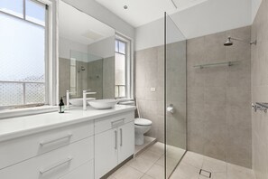 Baignoire, séchoir à cheveux, serviettes fournies
