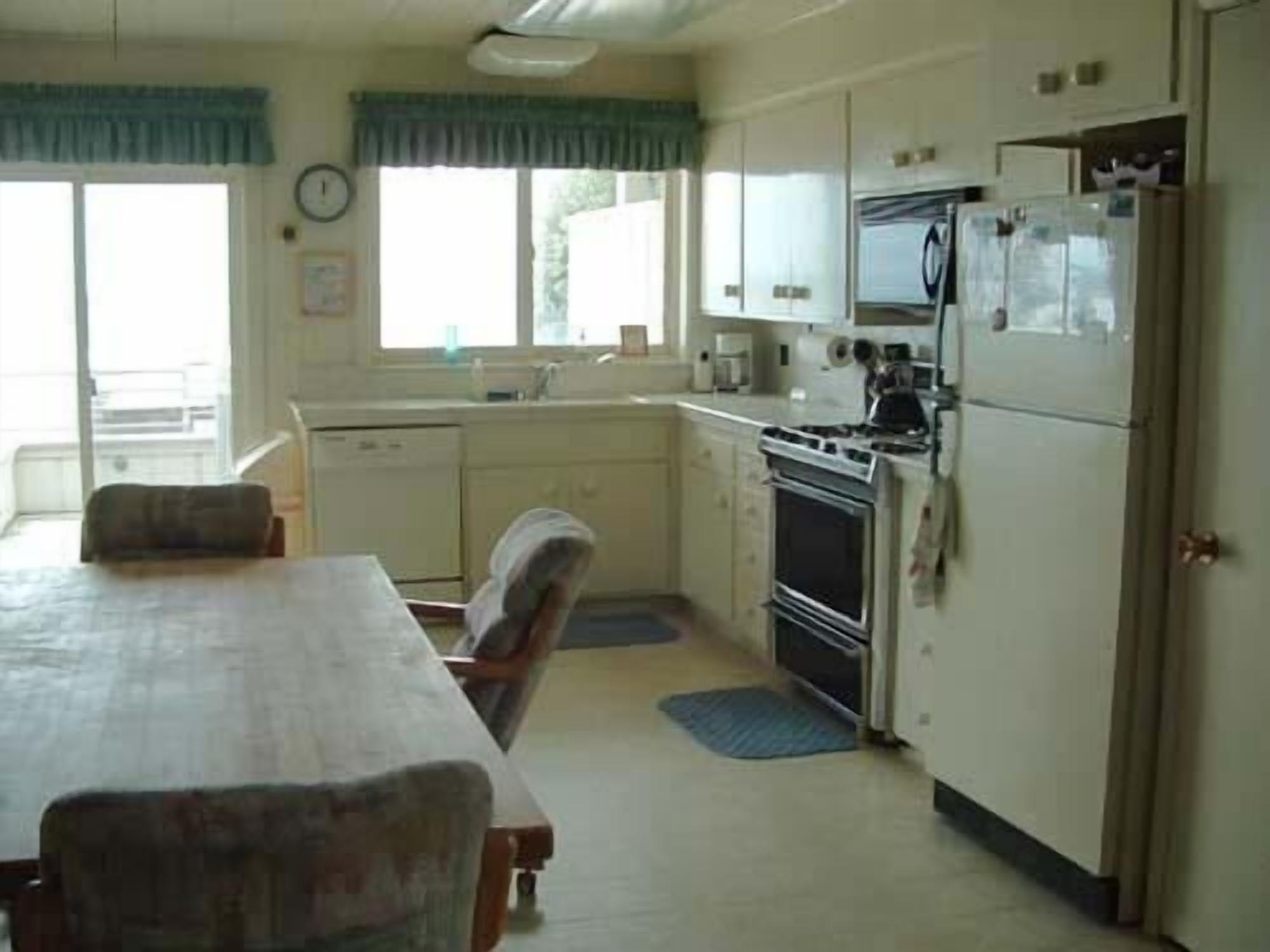 Beachfront house, panoramic ocean views, hot tub, garden patio.