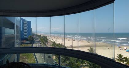 Huoneisto, jossa näkymä rannalle