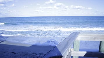 Playa en los alrededores, camastros y toallas de playa