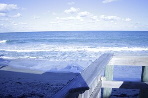 Plage à proximité, chaise longue, serviettes de plage