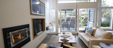 Smart TV, fireplace, DVD player, stereo