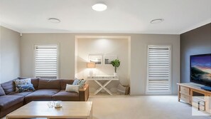 Smart-tv och ett bordtennisbord