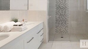 Bathtub, free toiletries, hair dryer, towels - Adrift - Waterfront entertainer with Shared Jetty (Summerland Point)