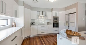 Een koelkast, een microgolfoven, een oven, een kookplaat