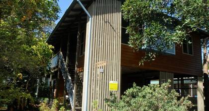 Spacious 3 bedroom highset located in popular Bambara Street.  Walk to...