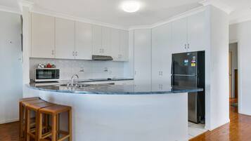 Een koelkast, een microgolfoven, een oven, een kookplaat