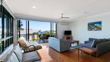 Smart-tv, een dvd-speler, boeken en een filmbibliotheek