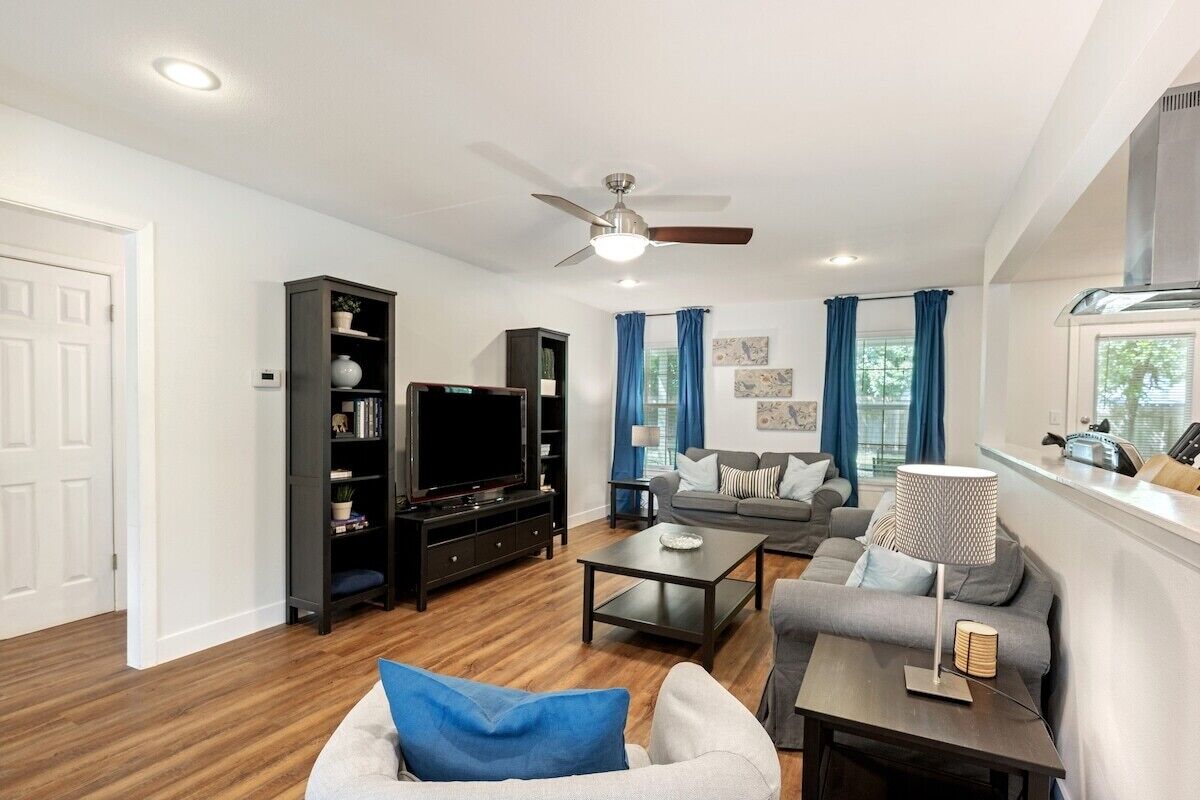 智能电视、DVD 播放器、书