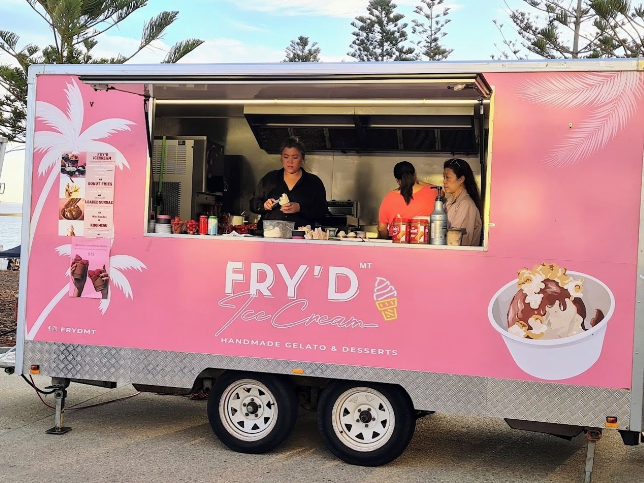 En lyserød madvogn med teksten 'FRY'D Ice Cream' og 'Handgjort Gelato & Desserts' på siden.