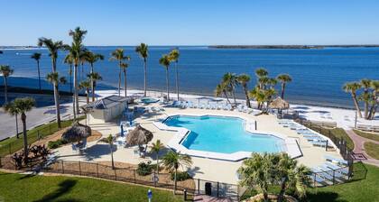 Sanibel Harbour Resort Harbour Tower 716: Private beach, heated pool, and grill